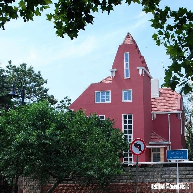 想去青岛玩，主要是想去海边玩，坐火车到青岛站还是北站呢怎么规划路线比较好