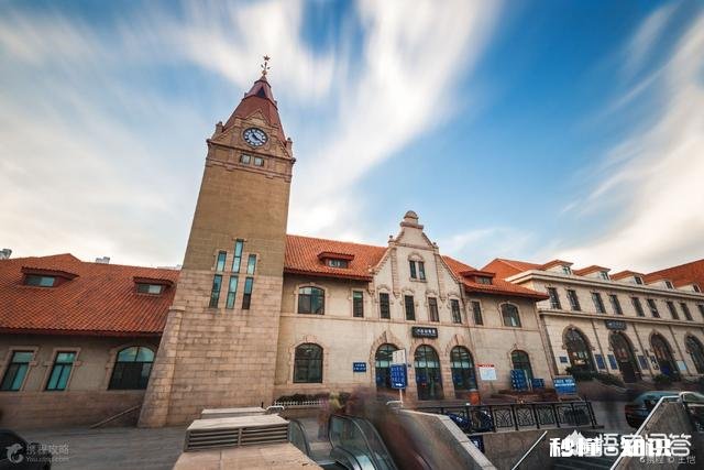 想去青岛玩，主要是想去海边玩，坐火车到青岛站还是北站呢怎么规划路线比较好