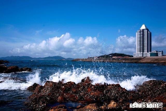 想去青岛玩，主要是想去海边玩，坐火车到青岛站还是北站呢怎么规划路线比较好