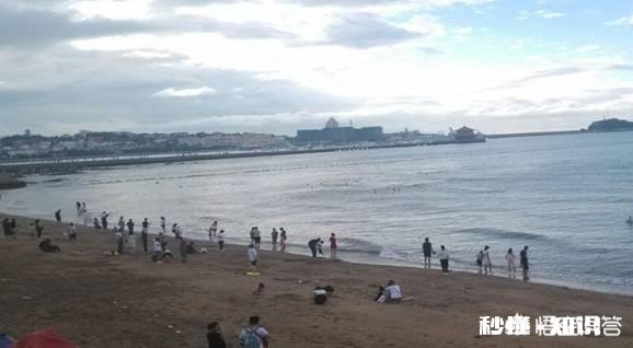 想去青岛玩，主要是想去海边玩，坐火车到青岛站还是北站呢怎么规划路线比较好