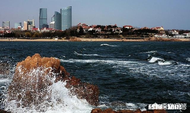 想去青岛玩，主要是想去海边玩，坐火车到青岛站还是北站呢怎么规划路线比较好