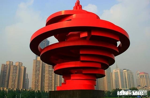 想去青岛玩，主要是想去海边玩，坐火车到青岛站还是北站呢怎么规划路线比较好