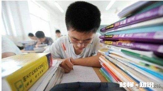 感觉自己被操控，补完课就军训，完了开学，没有一点自由，感到很郁闷、空虚，怎么办