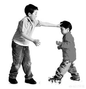 孩子在学校挨打了，家长应该如何看待和处理这件事