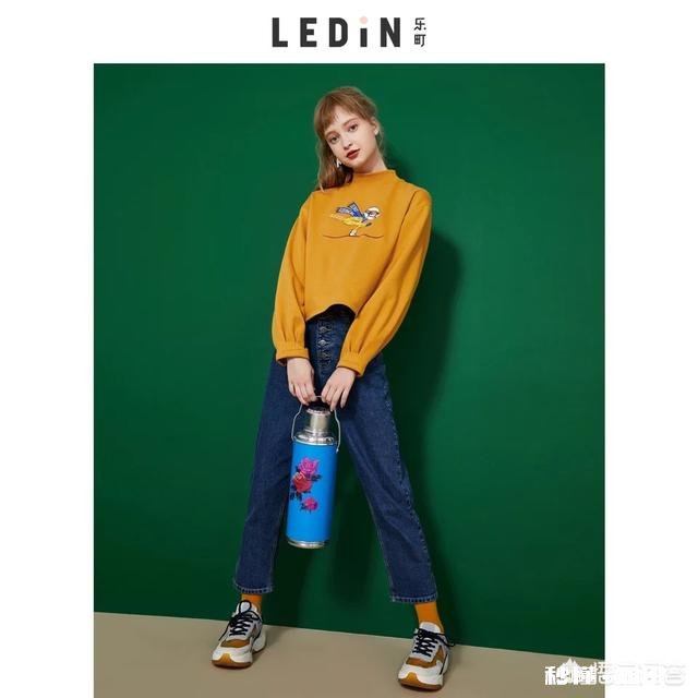 牛仔裤，牛仔衣服配什么样的头发好看