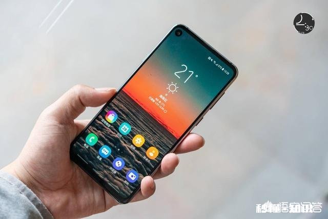 未来手机行业打孔屏能否取代刘海屏成为主流呢