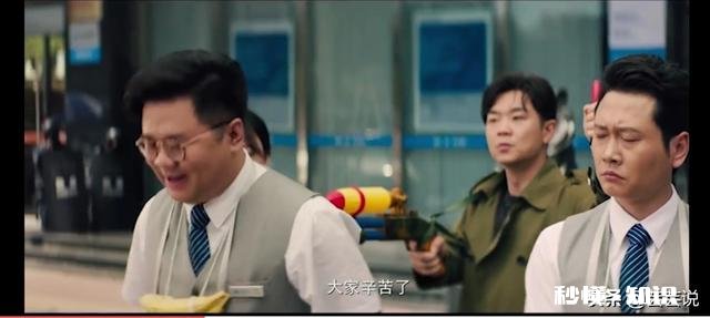 电影《大赢家》中，男警察为什么要帮严谨开车骗警察，明明已经安全了啊