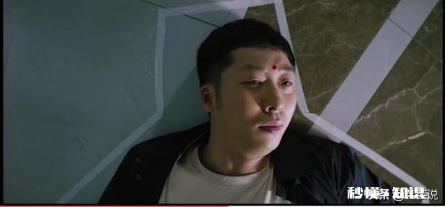 电影《大赢家》中，男警察为什么要帮严谨开车骗警察，明明已经安全了啊