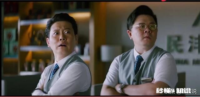 电影《大赢家》中，男警察为什么要帮严谨开车骗警察，明明已经安全了啊