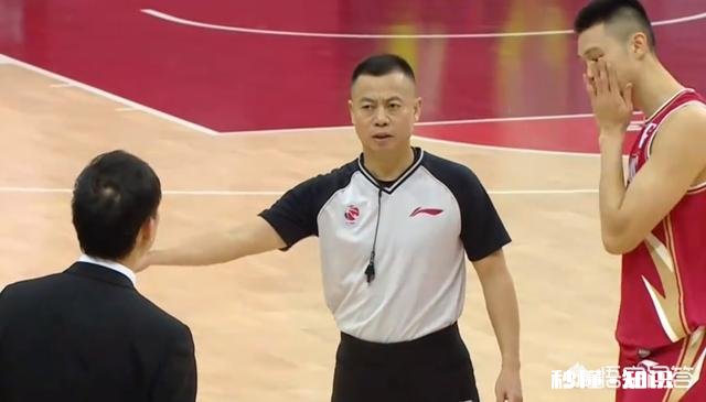 范子铭一个回合连续两次肘击朱旭航面部，为何裁判不判违体