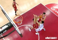 范子铭一个回合连续两次肘击朱旭航面部，为何裁判不判违体