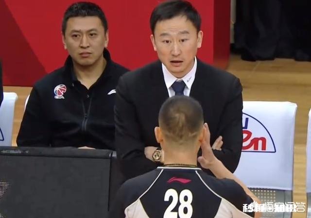 范子铭一个回合连续两次肘击朱旭航面部，为何裁判不判违体