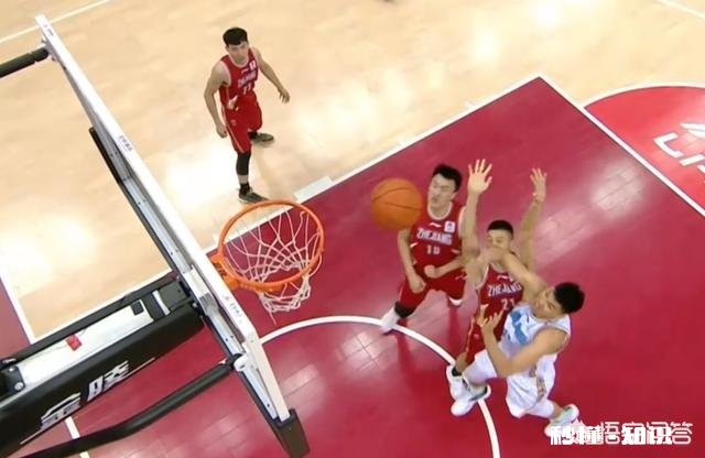 范子铭一个回合连续两次肘击朱旭航面部，为何裁判不判违体