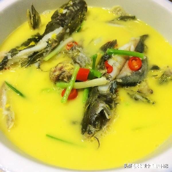 怎么做一道家常美味的鲜鱼汤，汤色白，微微辣，营养丰富的那种
