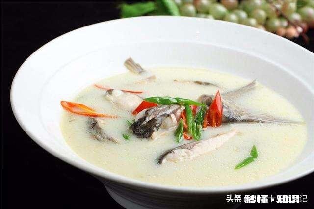 怎么做一道家常美味的鲜鱼汤，汤色白，微微辣，营养丰富的那种