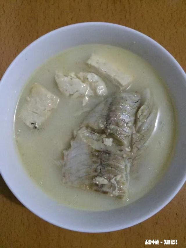 怎么做一道家常美味的鲜鱼汤，汤色白，微微辣，营养丰富的那种