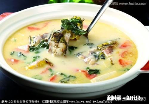 怎么做一道家常美味的鲜鱼汤，汤色白，微微辣，营养丰富的那种