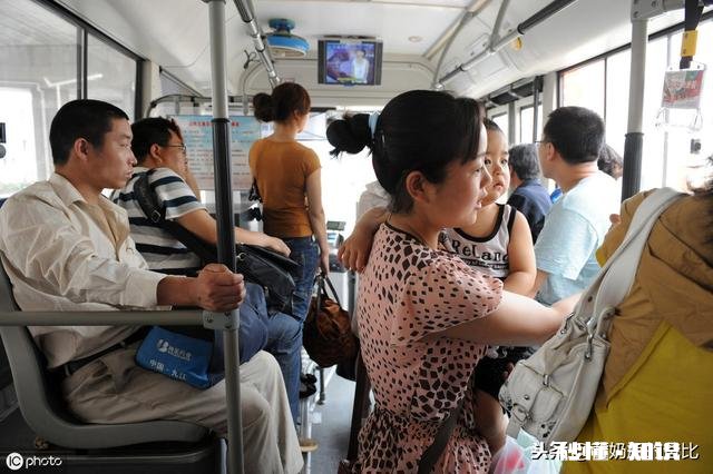 怀孕的宝妈们坐公交时，如果没人让座，卸货后，你们会给孕妇让座吗