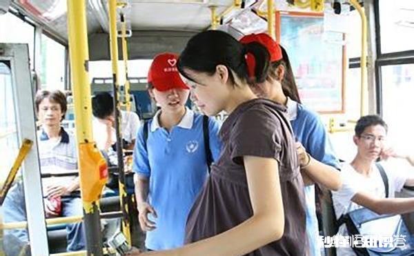 怀孕的宝妈们坐公交时，如果没人让座，卸货后，你们会给孕妇让座吗