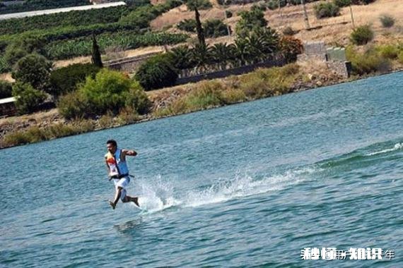 如果速度足够快,人可以在水面奔跑吗