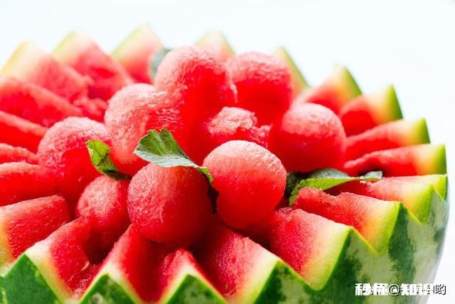 夏天，西瓜和冷饮你认为哪个更解渴