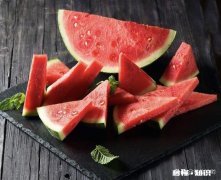 夏天，西瓜和冷饮你认为哪个更解渴