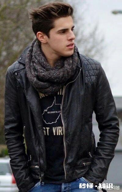 男生卷发适合留侧背头吗发质偏软，需不需要烫