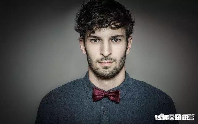 男生卷发适合留侧背头吗发质偏软，需不需要烫