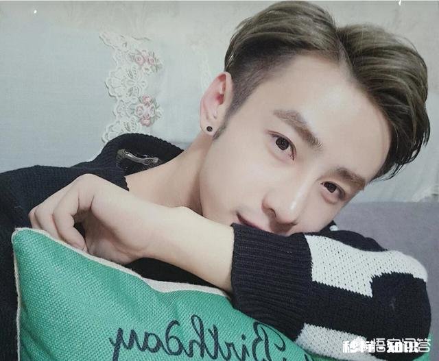 男生卷发适合留侧背头吗发质偏软，需不需要烫