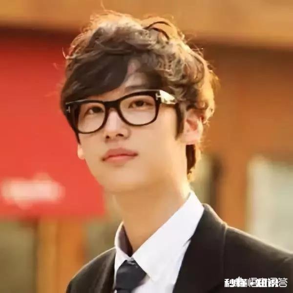 男生卷发适合留侧背头吗发质偏软，需不需要烫