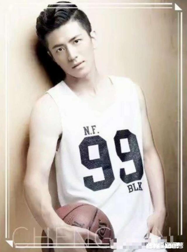 男生卷发适合留侧背头吗发质偏软，需不需要烫