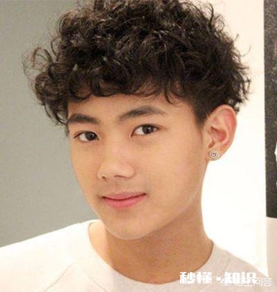 男生卷发适合留侧背头吗发质偏软，需不需要烫