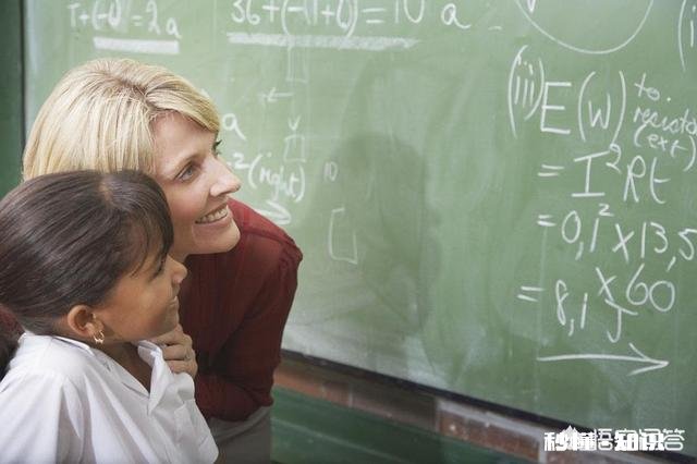 初一的女生跟自己的任课老师有矛盾，该如何教育家长怎么办