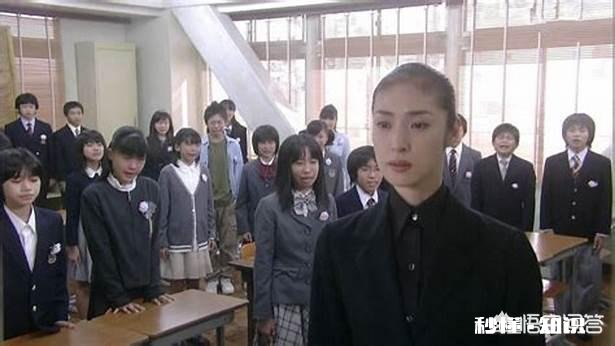 初一的女生跟自己的任课老师有矛盾，该如何教育家长怎么办