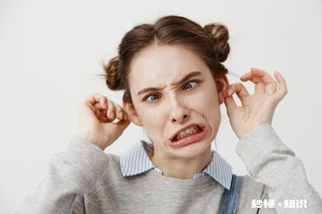 我跟男友分手一个月，闺蜜偷偷和男友微信联系出去玩，我该怎么办