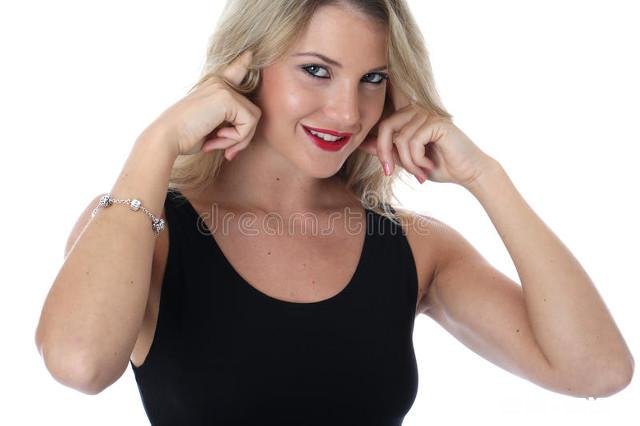 我跟男友分手一个月，闺蜜偷偷和男友微信联系出去玩，我该怎么办