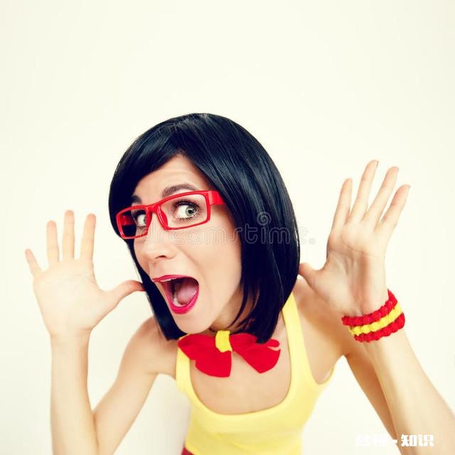 我跟男友分手一个月，闺蜜偷偷和男友微信联系出去玩，我该怎么办