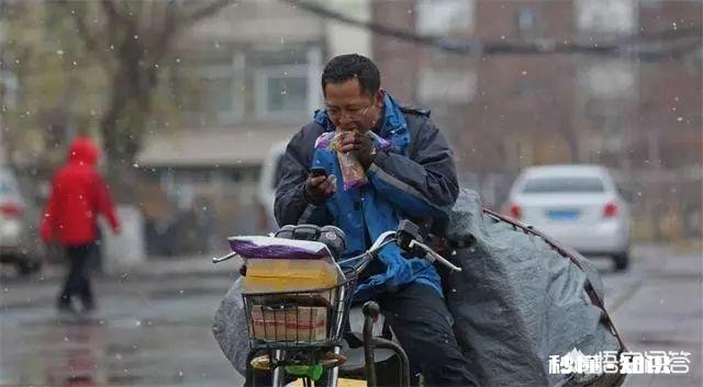 几万人挤在泰山顶看日出,大部分人都没有带口罩,网友评价“真不怕死”,你怎么看