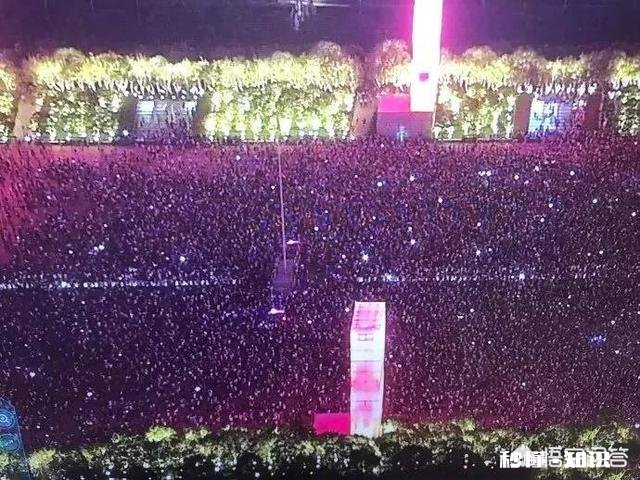 几万人挤在泰山顶看日出,大部分人都没有带口罩,网友评价“真不怕死”,你怎么看