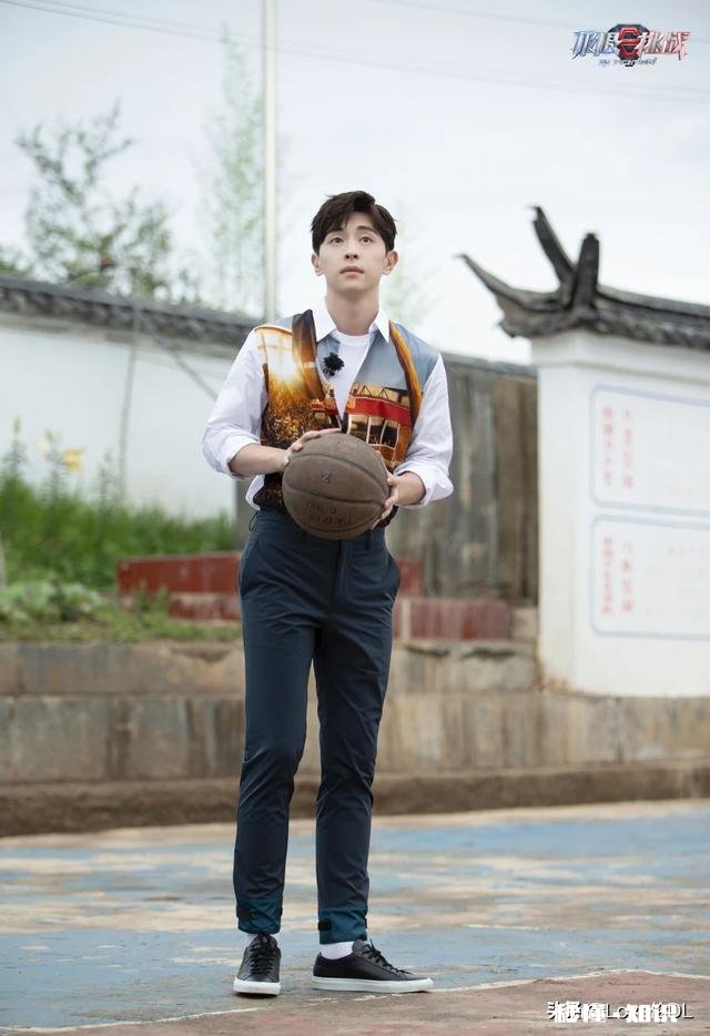 如何看待邓伦因为今年参加综艺节目太多演戏太少，粉丝脱粉事件