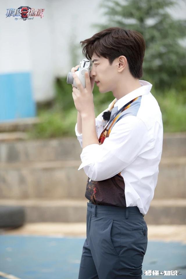 如何看待邓伦因为今年参加综艺节目太多演戏太少，粉丝脱粉事件