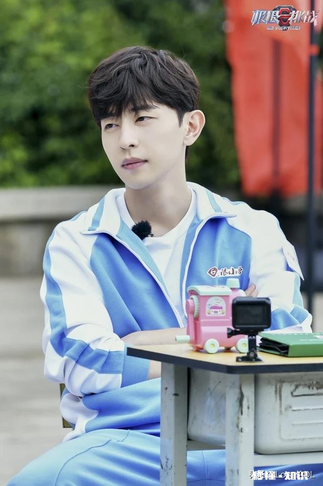 如何看待邓伦因为今年参加综艺节目太多演戏太少，粉丝脱粉事件