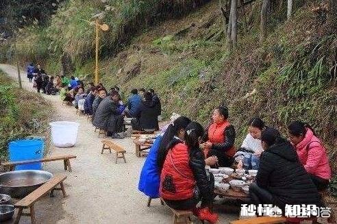 对于有的农村人在城里买套房子也要摆酒席的现象，你怎么看如何看待现在这些办事“圈钱”的现象