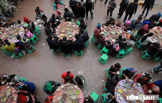 对于有的农村人在城里买套房子也要摆酒席的现象，你怎么看如何看待现在这些办事“圈钱”的现象