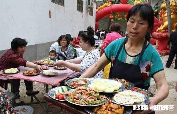 对于有的农村人在城里买套房子也要摆酒席的现象，你怎么看如何看待现在这些办事“圈钱”的现象