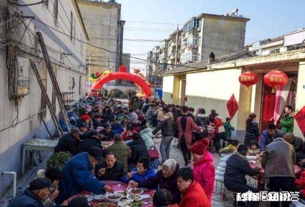 对于有的农村人在城里买套房子也要摆酒席的现象，你怎么看如何看待现在这些办事“圈钱”的现象