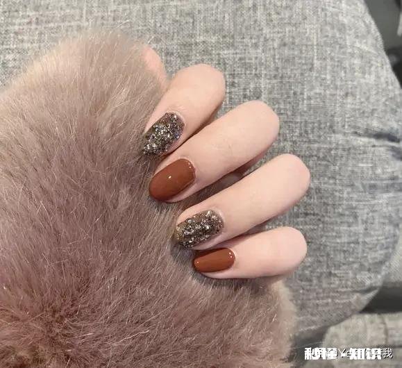 有哪些简约漂亮的美甲推荐