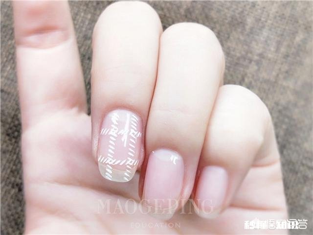有哪些简约漂亮的美甲推荐
