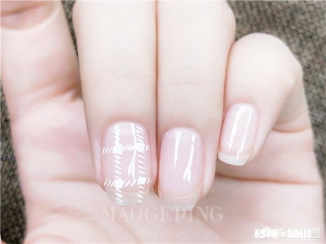 有哪些简约漂亮的美甲推荐