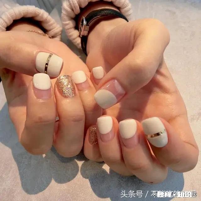 有哪些简约漂亮的美甲推荐